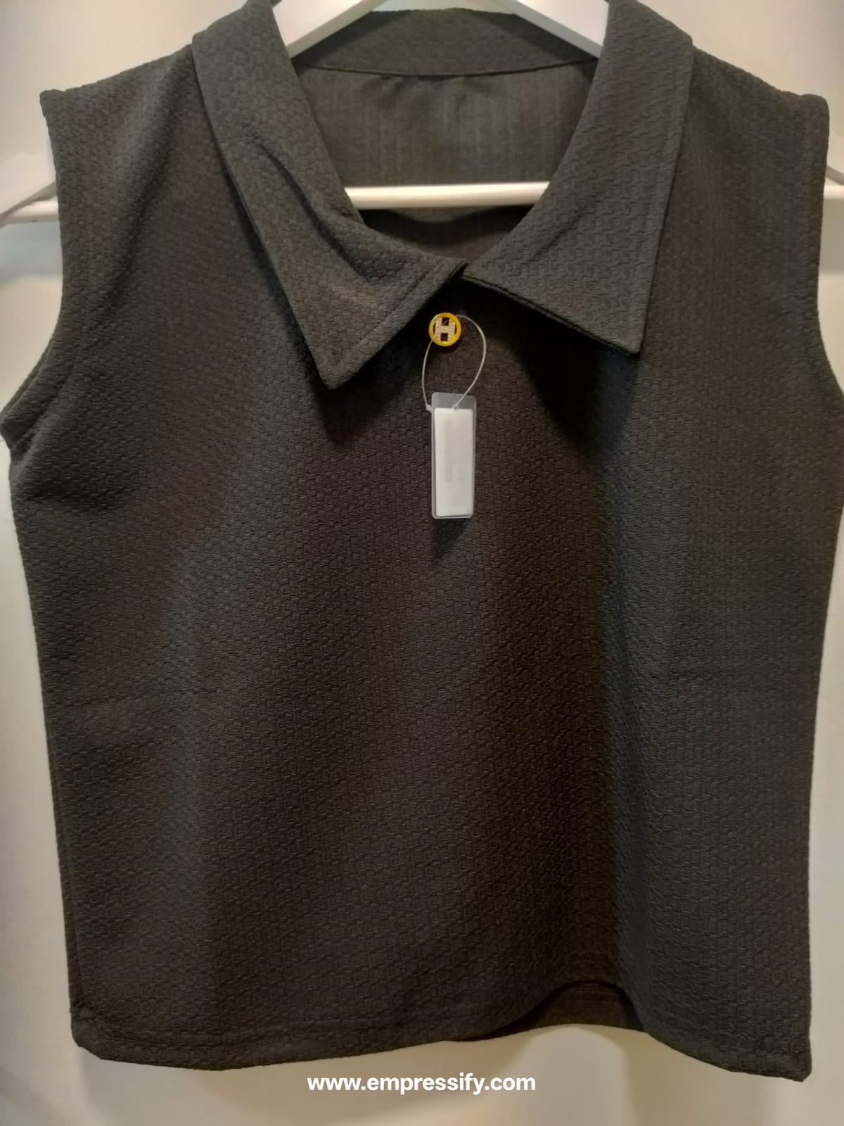WOMEN'S SHORT TOPS AND TSHIRTS