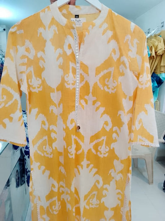 YELLOW AND WHITE FLORAL STRAIGHT CUT