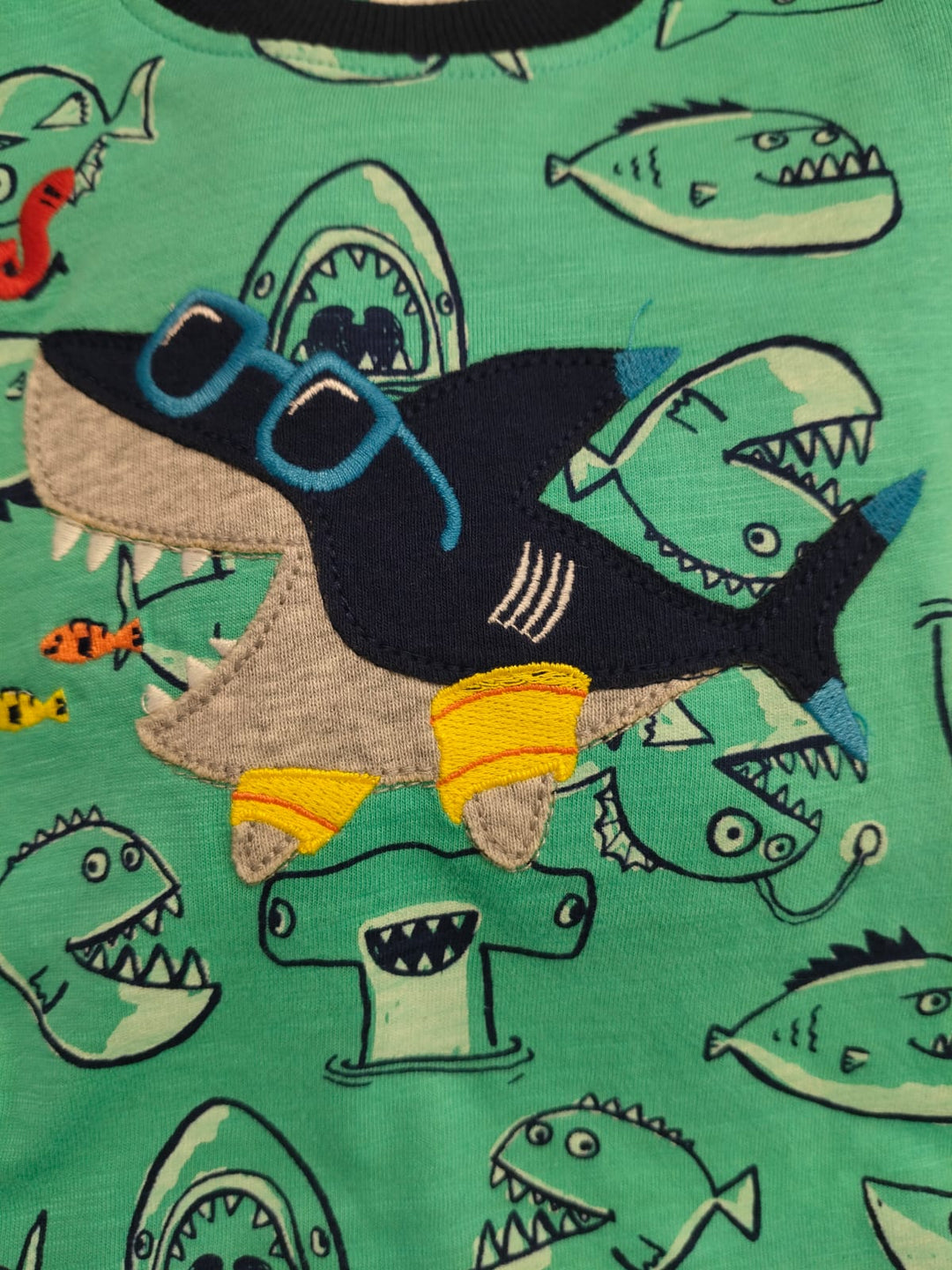 Short sleeves cotton T-shirt with shorts, with shark patch